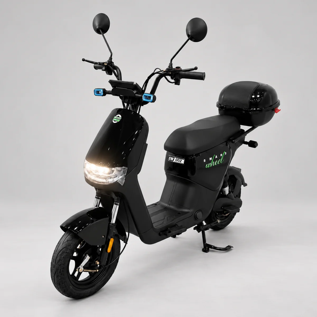 Scooter elétrica X15 preta em fundo de estúdio cinza